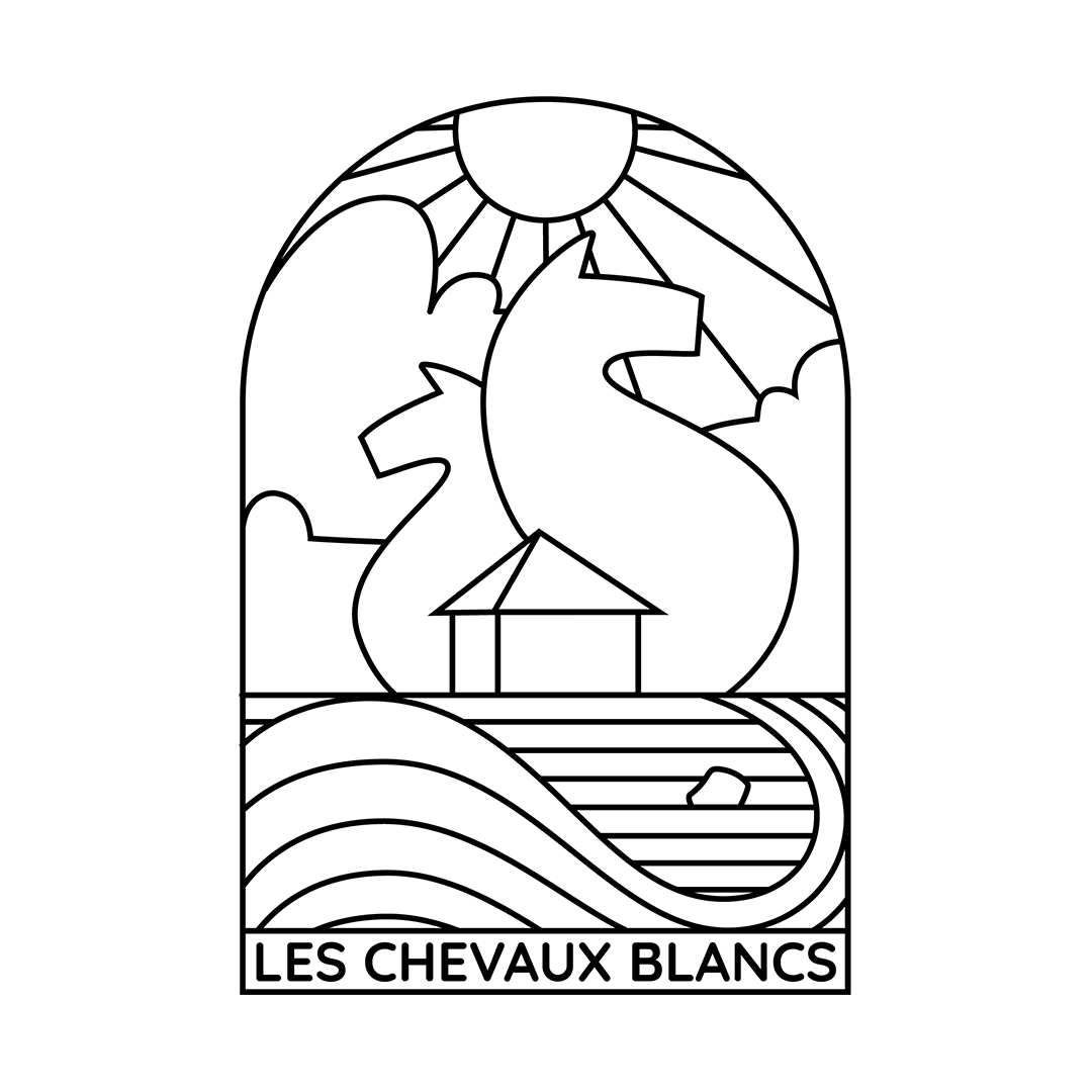 Logo de la résidence autonomie Les Chevaux Blancs. Le logo est fait dans un style fer forgé noir, et montre un paysage ensoleillé avec en son centre une maison encadrée par deux grands chevaux stylisés. Le nom « Les Chevaux Blancs » est inscrit en lettres capitales en dessous du dessin.